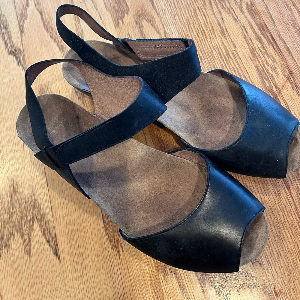 Dansko Vera Comfort Peep Sandal